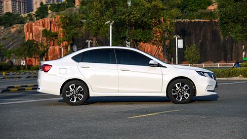 全系獨懸四輪碟剎，東南A5翼舞產品力解析，舞動同級新標桿？